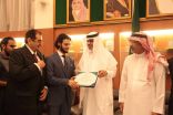 وزير التعليم يكرم الشيخ في ماليزيا لتميزه الدراسي وجهوده التطوعية