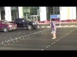 بالفيديو: مراهق يعطل حركة المرور برقصة “ماكارينا” في جدة