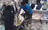 كاميرا مراقبة توثق عملية سرقة نفذها رجل وزوجته مستغلين طفلهما