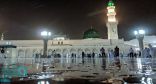 بالفيديو والصور.. الأمطار تغسل أرض الحرم النبوي الشريف