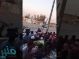 شاهد.. متهور يفحط بالقرب من مشروع لتفطير الصائمين مهدداً حياتهم