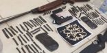 ضبط أسلحة بحوزة مروجي مخدرات وخمور في بني مالك