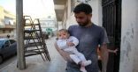 سوري يروي تفاصيل إنقاذ طفلته من تحت الركام في ادلب
