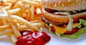 دراسة: الأكلات السريعة تسبب رائحة الفم الكريهة