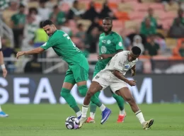 الأهلي يفوز على الحزم ويواصل مطاردة الصدارة