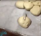 عامل في مخبز بعسير يضع سيجارته فوق العجين …(فيديو)
