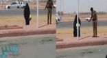 بالفيديو.. رجل أمن يظهر إنسانيته مع مسنة ويساعدها على عبور الشارع