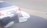 فيديو | مجهولان يحرقان سيارة فارهة عمداً في جدة .. وصاحبها يرصد 25 ألف ريال لمن يدل عليهما