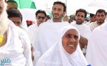 بالصور: الأمير عبدالله بن بندر يتنقل بين الحجاج في مشعر عرفات بملابس الإحرام