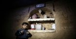 سوري بـ(دوما) يحفر ملجئاً لأطفاله تحت الأرض
