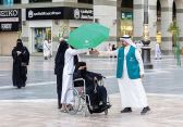 وكالة الرئاسة لشؤون المسجد النبوي توزّع مظلات على الزوار
