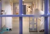 بالفيديو: سجناء الحائر يستغلون مواهبهم بين العزف وبناء طين