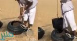 بالفيديو.. مواطن يستخرج مياه من آبار الوقبا القديمة بحفرالباطن