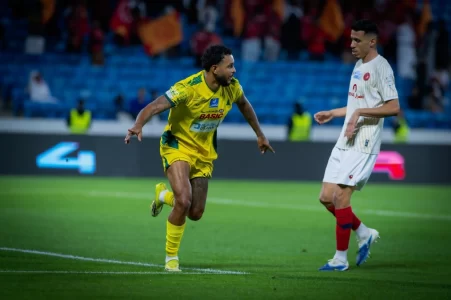 الخليج يهزم ضمك بثنائية ويؤمّن بقاءه في دوري روشن