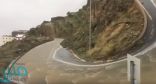 بالفيديو.. مشهد جمالي ترسمه الأمطار على منحنيات جبال فيفاء