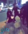 بالفيديو: رجل أمن يجبر فتاة بالقوة لإدخالها في سيارة دورية بجدة.. وشرطة مكة تصدر بيان حول الواقعة