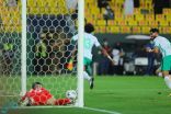 “الأخضر” يمتع ويتصدر مجموعته بخماسية في مرمى “فلسطين”