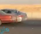 شاهد.. مفحط يصدم سيارة ويلوذ بالهرب.. والمصور: راحت عليك