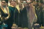 شاهد.. خادم الحرمين يشارك في أداء العرضة السعودية
