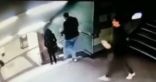 فيديو | مجهول يعتدي على فتاة محجبة ويُسقطها من دَرج بألمانيا