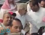 بالفيديو.. الوليد بن طلال يقود الدراجة في شوارع الرياض ويتوقف في محل خضراوات