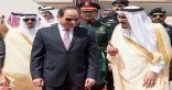 خادم الحرمين يستقبل الرئيس المصري لدى وصوله الرياض