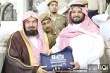 السديس يكرم عدداً من موظفي المسجد الحرام  