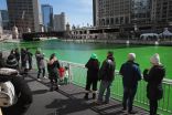 شاهد كيف تحول لون نهر شيكاجو إلى الأخضر