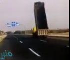 بالفيديو: نجاة سائق شاحنة من حادث اصطدام على طريق ‎ينبع بعد أن نسى إعادة “القلاب”
