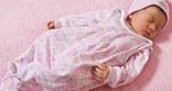 طبيب أطفال يحذر : نوم الرضيع في “فراش والديه” يعرضه لخطر الموت