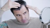 دراسة جديدة: ربع المتعافين من كورونا يعانون من تساقط الشعر