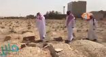 بالفيديو.. أمير نجران يزور قبر والده في ” العود ” بالرياض