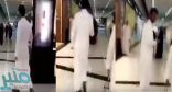 فتاة تغازل شاب داخل مول تجاري وتطلب منه الالتفات لها .. وهذا ما فعله الشاب!