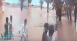 فيديو نادر لطلاب يتحدون السيول للذهاب لمدرستهم