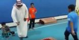 فيديو طريف لمواطن ينفذ حركات رياضية في مدرسة حفيده