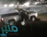 بالفيديو.. “مفحط” يدهس مرافقه في سلطنة عمان