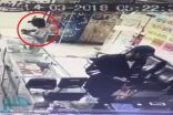 بالفيديو : لص يوهم بائع محل لبيع الجوالات في الكويت برغبته في الشراء .. ثم يسرقه ويهرب