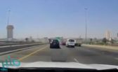 بسبب انشغال السائق بالجوال.. لحظة وقوع حـادث على طريق سريع بجدة