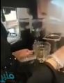 بالفيديو.. فتاة سعودية تعمل نادلة في مطعم بالشرقية.. وأخرى تفتتح مقهى للشاي