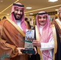 بالصور.. ولي العهد يسلم الجوائز للفائزين بالمراكز الأولى في مهرجان الهجن