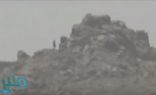شاهد.. حوثيون متحصنون في سفح جبل يلوذون بالهرب أمام رصاص الجيش الوطني