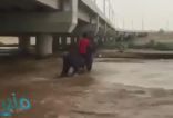 شاب مغامر يقتحم بحصانه سيل وادي نجران.. شاهد ما حصل له