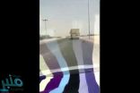 بالفيديو: باص الطالبات “يطير” على طريق المنحنيات الخطيرة بالقنفذة