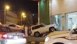 سيارة تقتحم فرع بنك محلي وتتسبب في تلف واجهته وسط أبها