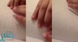 بالفيديو.. طفل كفيف يقرأ آية ” الحج ” بطريقة برايل بصوت شجي