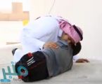 شاهد.. مواطن وشقيقته بلا أيد أو أرجل يتحديان العجز ويتنقلان تدحرجا منذ 30 عاما.. وأمنياتهما: العلاج أو التعليم والحياة البسيطة
