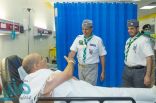 المشرف العام على معسكرات الخدمة العامة يزور الكشافة والمرضى بمستشفى الملك فيصل