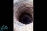 بالفيديو: عامل يحفر بئرًا من أجل “المندي”