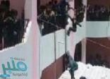 شاهد: مدير مدرسة يمنية يلقي الطلاب من الطابق الثاني