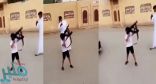 بالفيديو.. طفل يعبث بسلاح وسط تشجيع الشباب